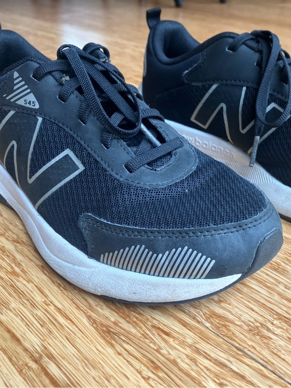 New Balance 545 Kids shoes (Boys 4.5)